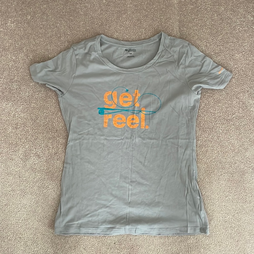 Never worn Columbia size small “get reel” tee